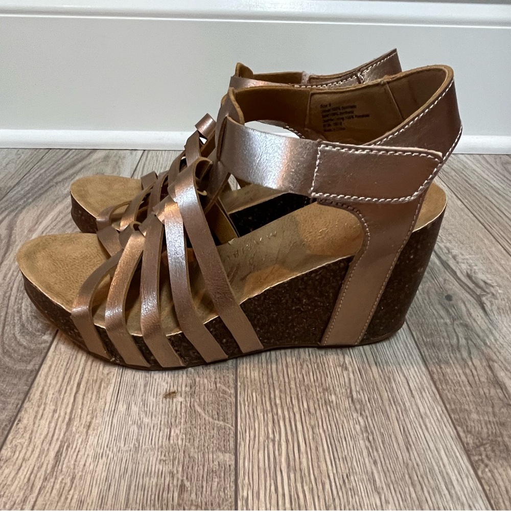 Blowfish rose gold sandal wedges 9